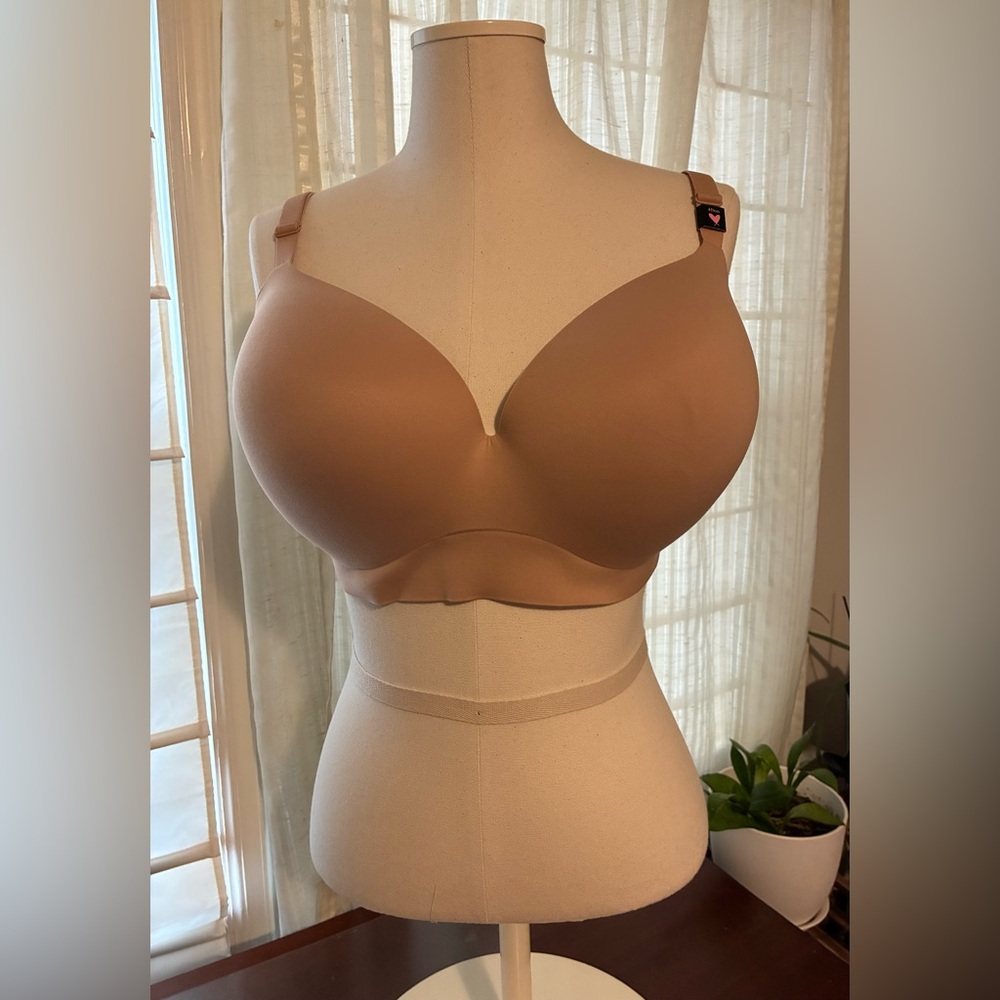 Victoria’s Secret 40DD Nude Smooth Molded Underwire Bra NWT Full Coverage